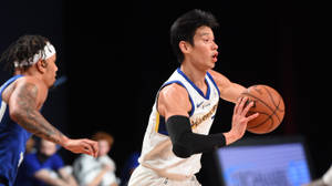 籃球運動員在比賽中運球，附近有防守球員。 — 林書豪 壁紙