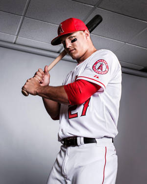 棒球運動員身穿天使隊球衣在攝影棚中握著球棒 — Mike Trout 壁紙