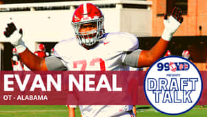 足球運動員 Evan Neal 身穿阿拉巴馬大學球衣在陽光明媚的球場上慶祝。 — 運動 壁紙