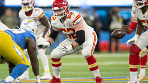 NFL足球運動員在比賽期間於綠色球場上行動。 — 運動 壁紙