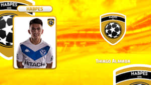 足球運動員Thiago Almada身穿帶有HABPES標誌的球隊球衣，背景為黃色體育場。 — 電玩遊戲 GIF 壁紙