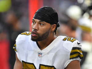 比賽中身穿白色和金色球衣、背號22的NFL美式足球員。 — 美式足球 壁紙