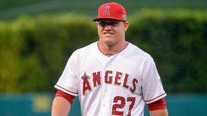 棒球選手身穿天使隊27號球衣在球場上微笑 — Mike Trout 壁紙