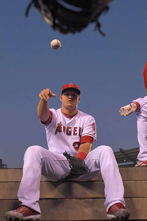 棒球運動員白天在體育館拋球 — Mike Trout 壁紙