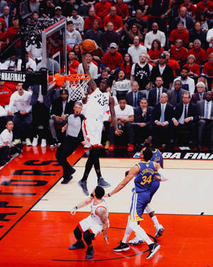 NBA總決賽籃球運動員灌籃，觀眾觀看 — 金州勇士 壁紙
