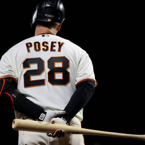 身穿白色球衣的棒球選手手持球棒，名字為Posey，號碼28 — 酷棒球 壁紙