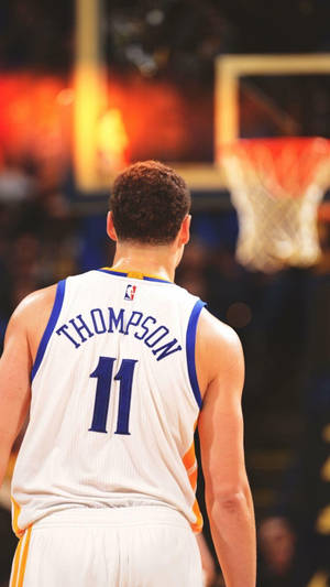 籃球運動員Thompson 11在場館中面向籃框 — 克里夫蘭騎士隊 壁紙