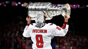 冰球運動員Ovechkin高舉史丹利盃慶祝。 — 運動 壁紙