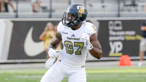 FIU Panthers美式足球員在比賽中於球場上奔跑 — 酷炫足球 壁紙