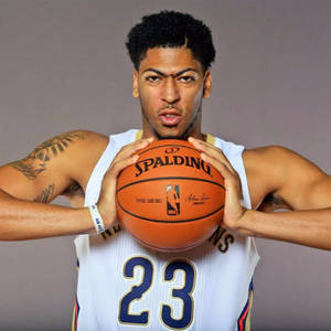 運動型籃球運動員在攝影棚環境中拿著 Spalding NBA 比賽用球。 — 克里夫蘭騎士隊 壁紙