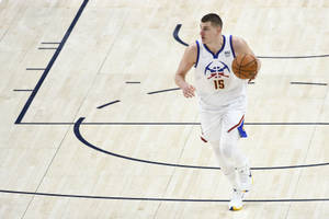 籃球運動員在比賽期間於木地板上運球。 — 酷籃球 壁紙