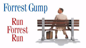 米色西裝男子坐在木長椅上，手提箱在旁，文字「Forrest Gump Run Forrest Run」 — 阿甘正傳 壁紙