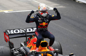 F1車手在賽車頂上慶祝勝利。 — 馬克斯·維斯塔潘 壁紙