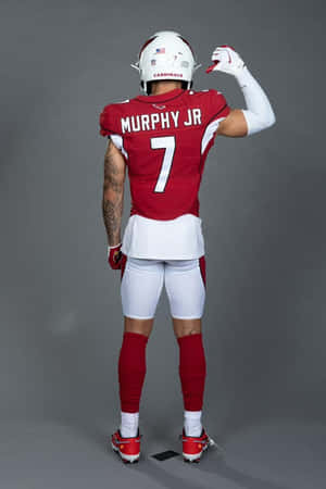 身穿 Cardinals 球衣的美式足球員戴手套敬禮。 — 美式足球 壁紙