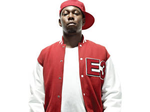 男子在工作室肖像中穿著紅白Varsity外套和紅色帽子。 — Skepta 壁紙