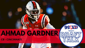 美式足球員 Ahmad Gardner 在夜間比賽中身穿紅白球衣。 — 運動 壁紙