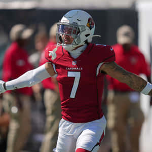 身穿紅色 Cardinals 球衣號碼 7 的美式足球員在球場上慶祝。 — NFL 美式足球 壁紙