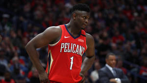 比賽中身穿紅色Pelicans球衣背號1的職業籃球運動員。 — 錫安·威廉森 壁紙