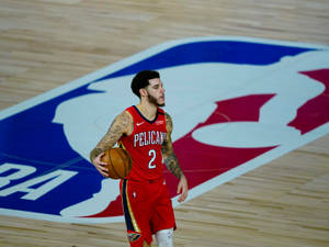 身穿紅色Pelicans球衣的籃球運動員在球場上持球。 — 紐奧良鵜鶘 壁紙
