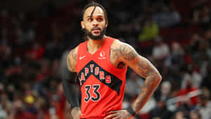 職業籃球運動員在球場上穿著紅色Raptors球衣，背號33。 — 崔維斯·史考特 要塞英雄 壁紙