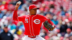 日間比賽中身穿紅色球衣的棒球投手投球中。 — 運動 壁紙
