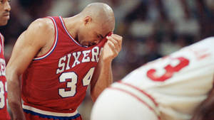 身穿紅色Sixers球衣的籃球運動員賽後用球衣擦臉。 — 4K籃球壁紙