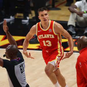 亞特蘭大老鷹隊13號球員在籃球比賽中運球。 — NBA 壁紙
