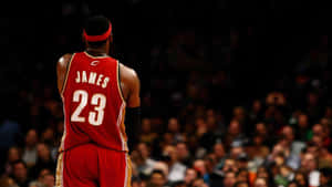 籃球運動員James身穿23號紅色球衣面向人群的背面視角。 — 4K籃球壁紙