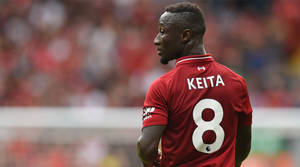 足球員Naby Keita身穿紅色8號球衣在體育場場地上。 — 運動 壁紙