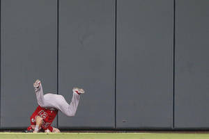 棒球運動員在外野牆附近倒立翻轉 — Mike Trout 壁紙