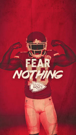 足球運動員在紅色背景上展示肌肉，帶有「FEAR NOTHING」文字。 — 美式足球 壁紙