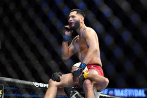 UFC拳手在八角籠內賽後慶祝勝利。 — 終極格鬥冠軍賽 壁紙