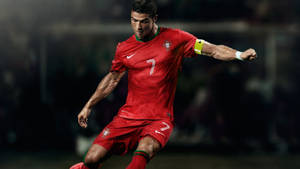 紅色葡萄牙球衣號碼7足球運動員在夜間球場踢球 — Cr7 壁紙