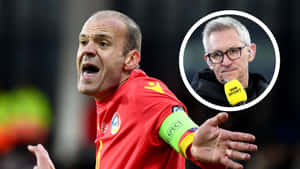 足球裁判在比賽中大喊，並有BBC Sport評論員在插圖中。 — 足球 壁紙