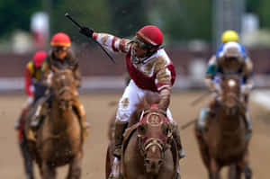 騎師在賽道上騎著泥濘的賽馬慶祝勝利 — 高解析度馬匹 壁紙