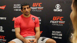UFC記者會上身穿紅色襯衫的MMA拳手 — 運動 壁紙