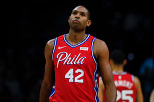 職業籃球運動員身穿紅色Phila 42號球衣在球場上。 — 波士頓塞爾提克 壁紙