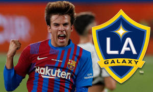 足球運動員在LA Galaxy標誌旁舉拳慶祝。 — 運動 壁紙