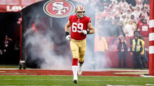 舊金山四九人球員在李維斯球場穿過煙霧跑入球場。 — NFL 美式足球 壁紙