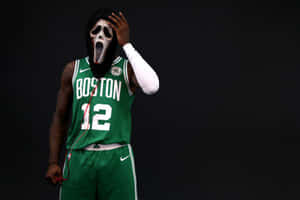 身穿綠色波士頓球衣的籃球運動員戴著Ghostface面具托著頭。 — 波士頓塞爾提克 壁紙