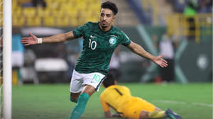 足球員張開雙臂慶祝進球。 — FIFA 世界盃 壁紙