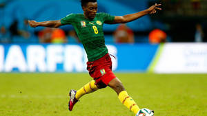 身穿綠色球衣的足球員在草地上踢球 — 運動 壁紙