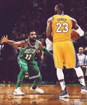 兩名NBA籃球運動員在比賽中，一名綠色球衣的球員防守另一名黃色球衣持球的球員。 — 波士頓塞爾提克 壁紙