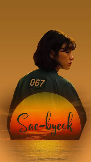 身穿綠色連身衣、背上印有067號碼的女子，面向寫有Sae-byek名字的地平線上的日落。 — 067 魷魚遊戲 壁紙