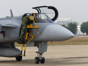 飛行員在機場停機坪爬上戰鬥機駕駛艙 — 軍事動圖 壁紙