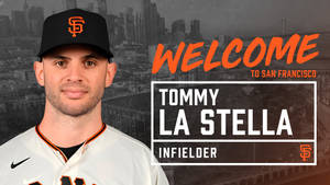 棒球運動員Tommy La Stella身穿巨人隊球衣，城市天際線上方有歡迎文字。 — 運動 壁紙