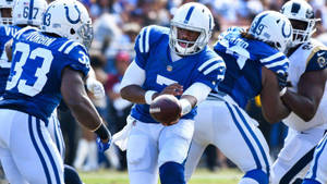 印第安納波利斯小馬隊四分衛在NFL比賽中持球跑動。 — 克里夫蘭布朗 壁紙