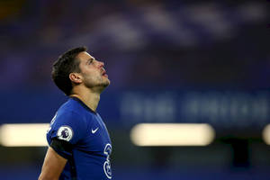身穿藍色球衣的足球員在夜間沮喪地抬頭仰望。 — 薩瓦托雷·菲拉格慕 壁紙