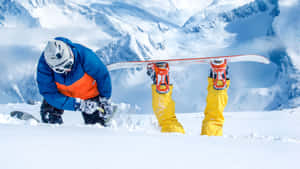 滑雪板運動員調整裝備，而另一人在雪地山區地形中直立拿著滑雪板。 — 雪人 壁紙