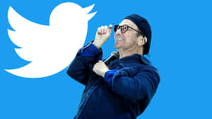 男子對著麥克風說話，身後有Twitter標誌。 — Twitter 橫幅 壁紙